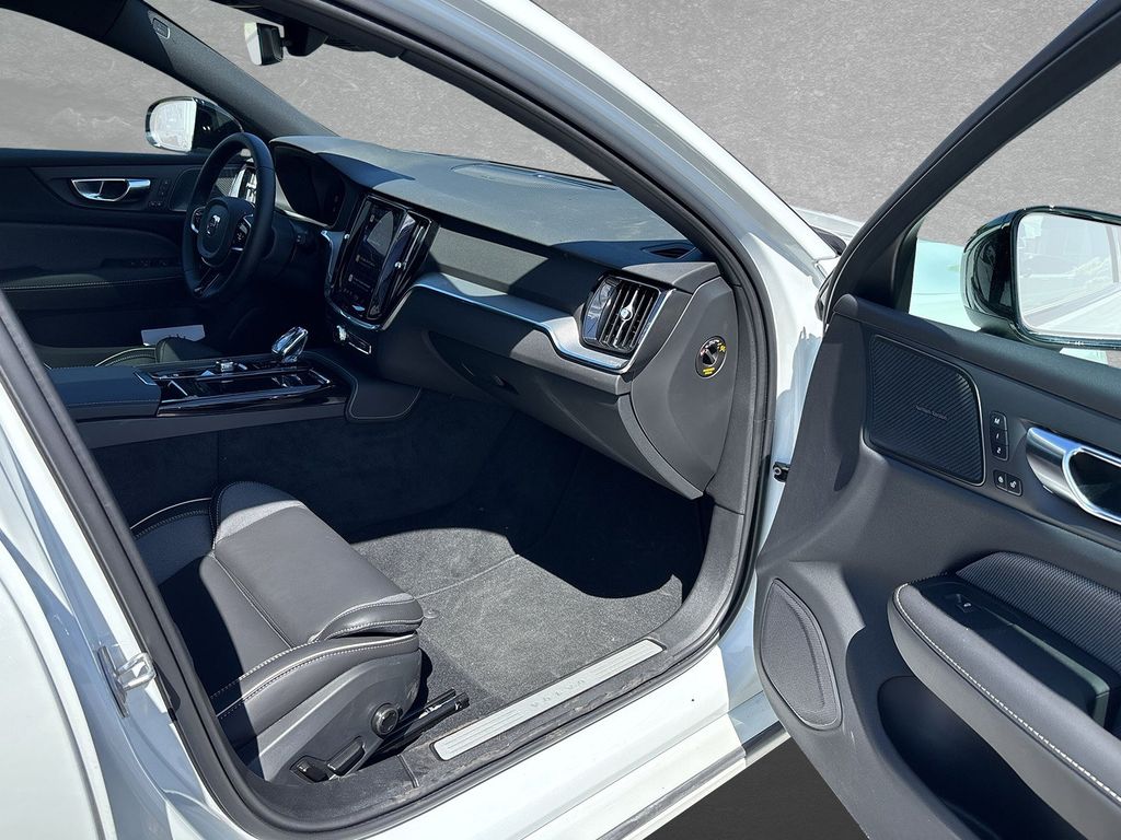 Volvo V60 2025