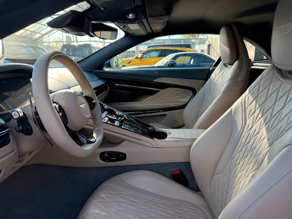 Aston Martin DB12 2024