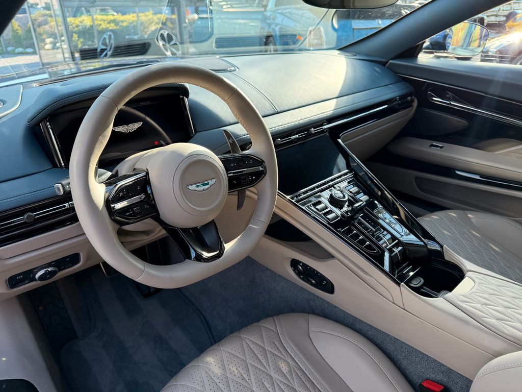 Aston Martin DB12 2024