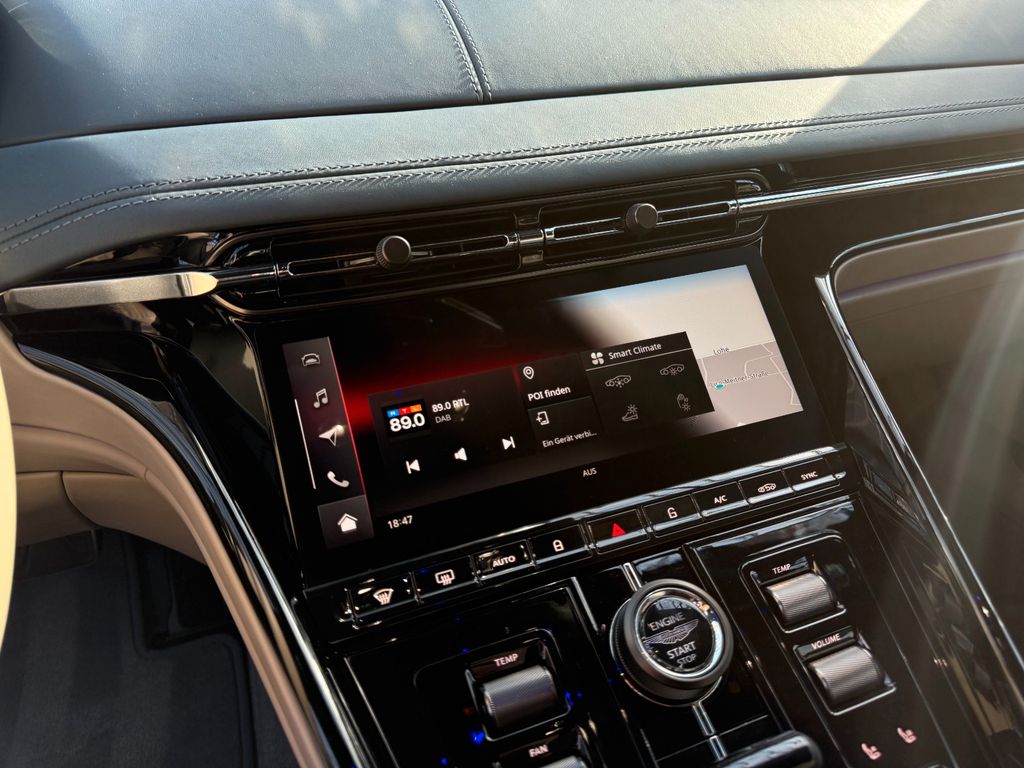 Aston Martin DB12 2024