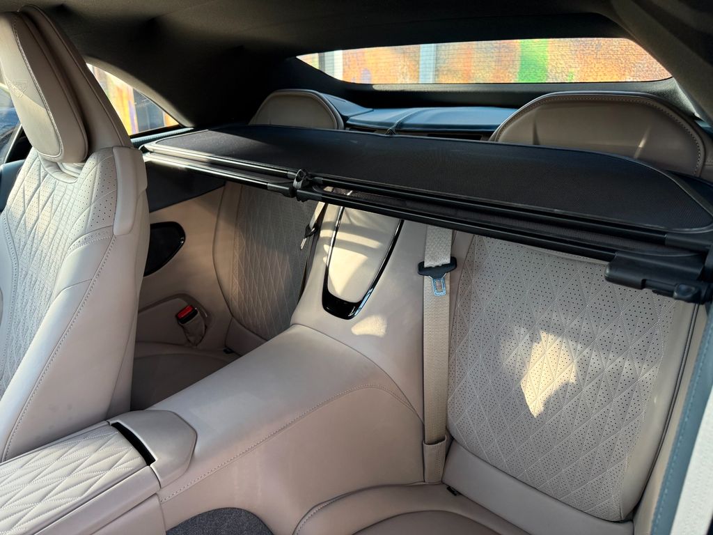 Aston Martin DB12 2024