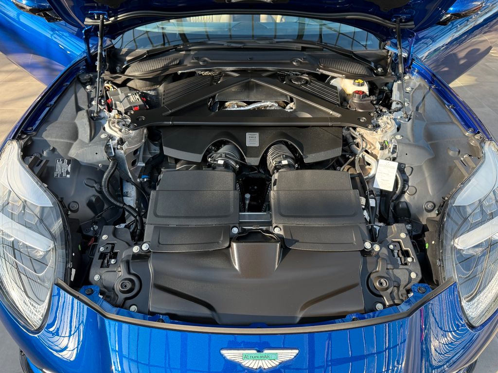 Aston Martin DB12 2024