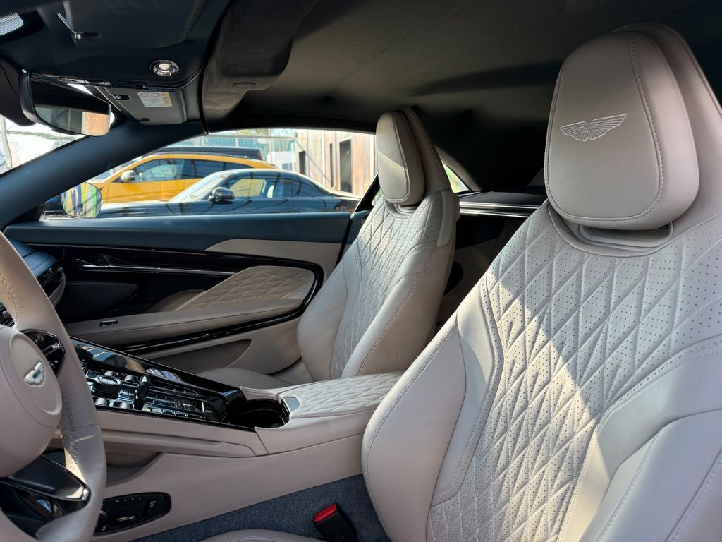 Aston Martin DB12 2024