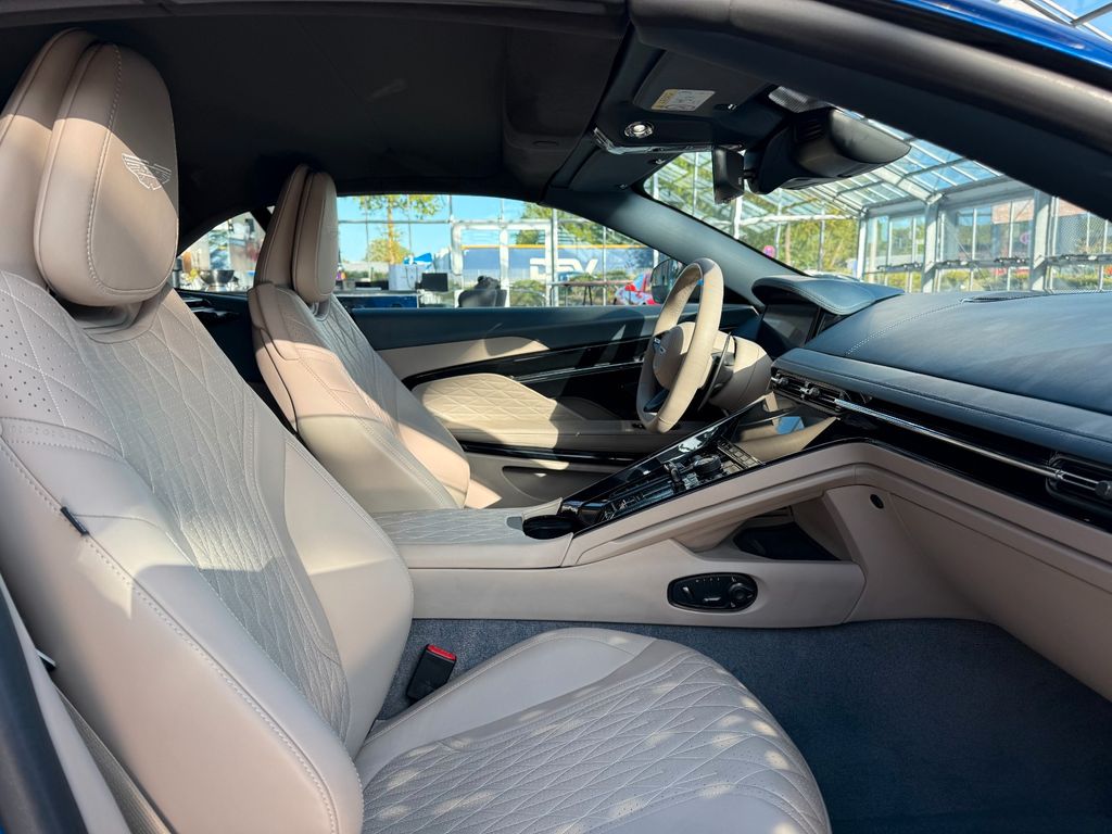 Aston Martin DB12 2024