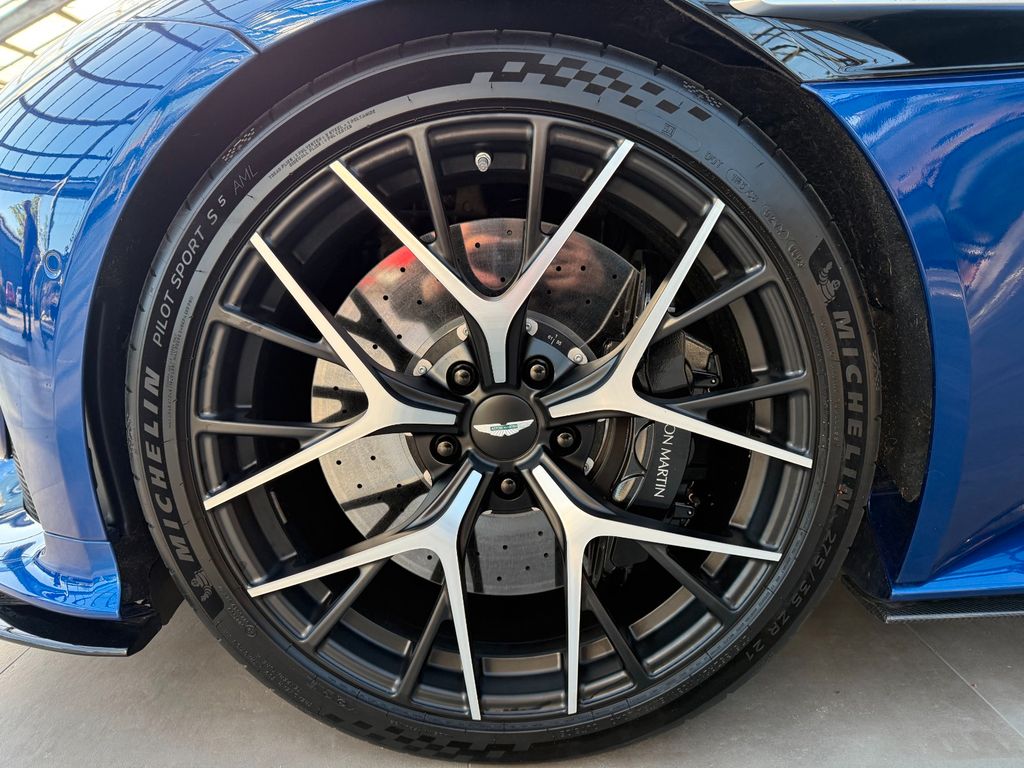 Aston Martin DB12 2024