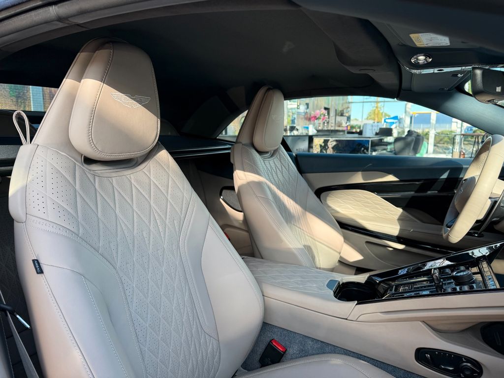 Aston Martin DB12 2024