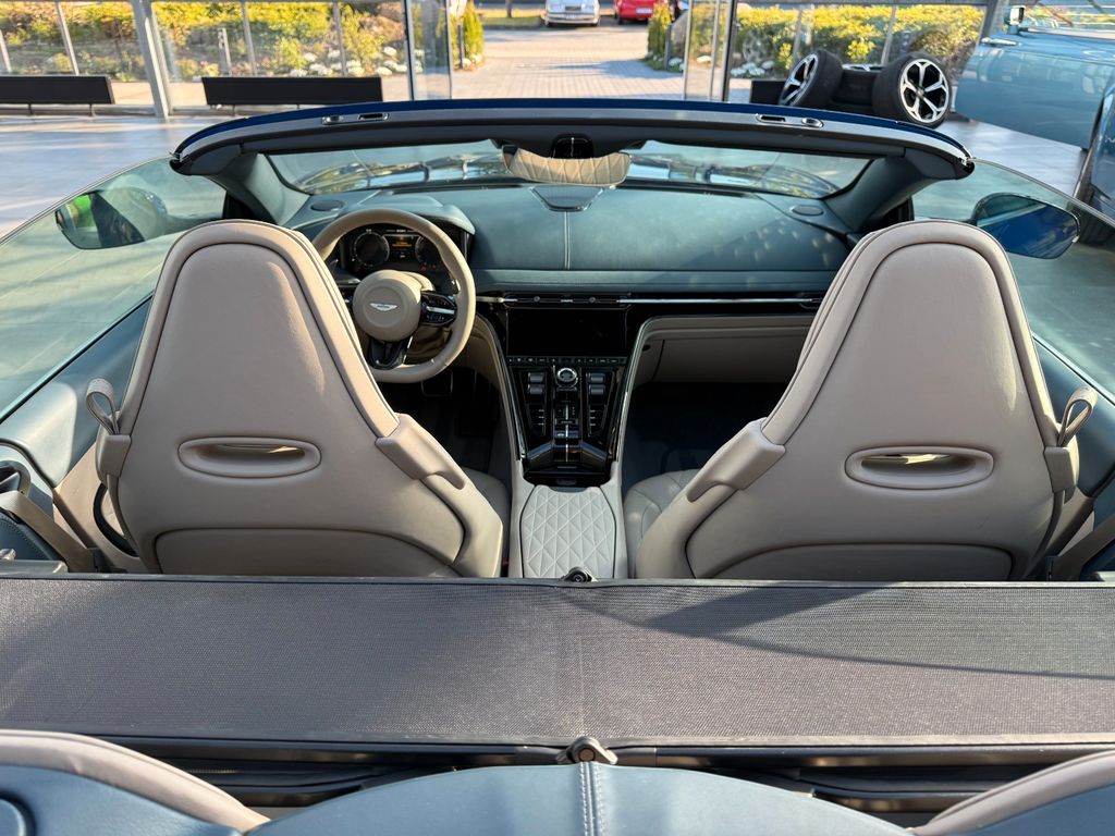 Aston Martin DB12 2024