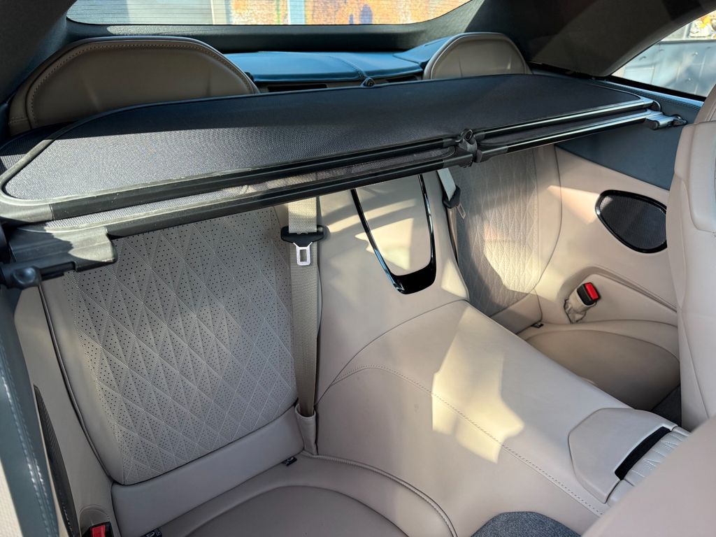 Aston Martin DB12 2024