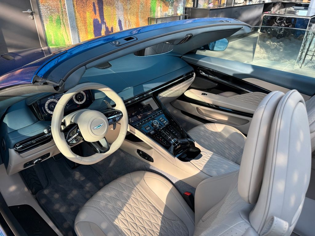 Aston Martin DB12 2024