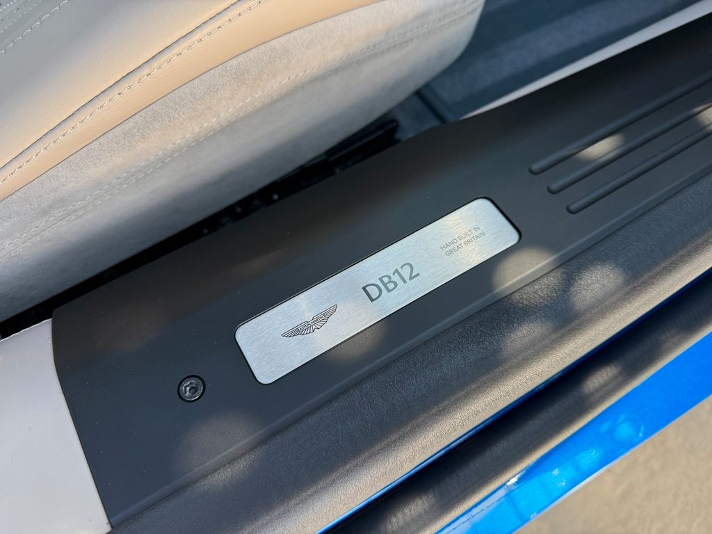 Aston Martin DB12 2024