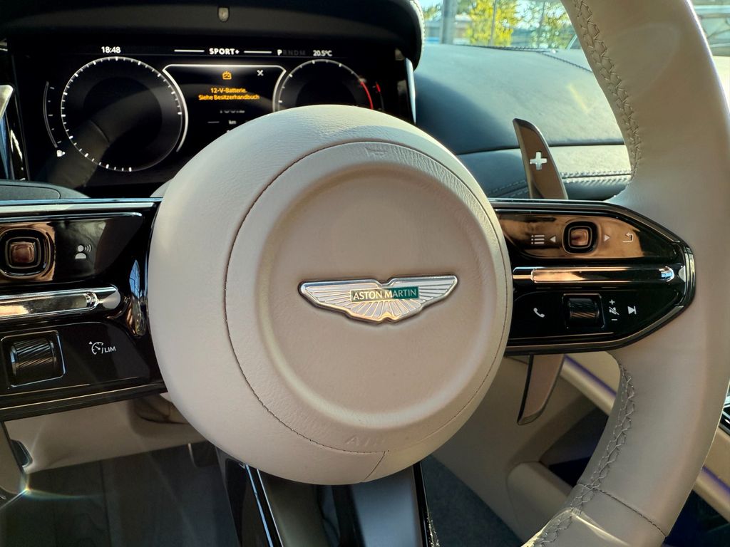 Aston Martin DB12 2024