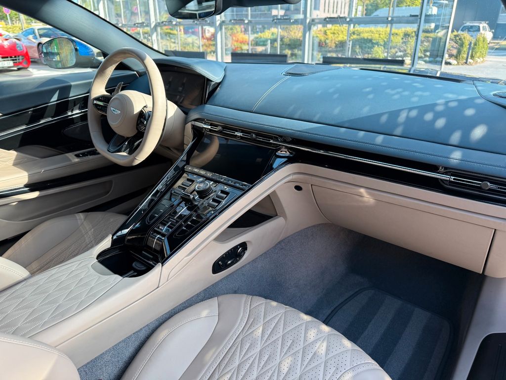 Aston Martin DB12 2024