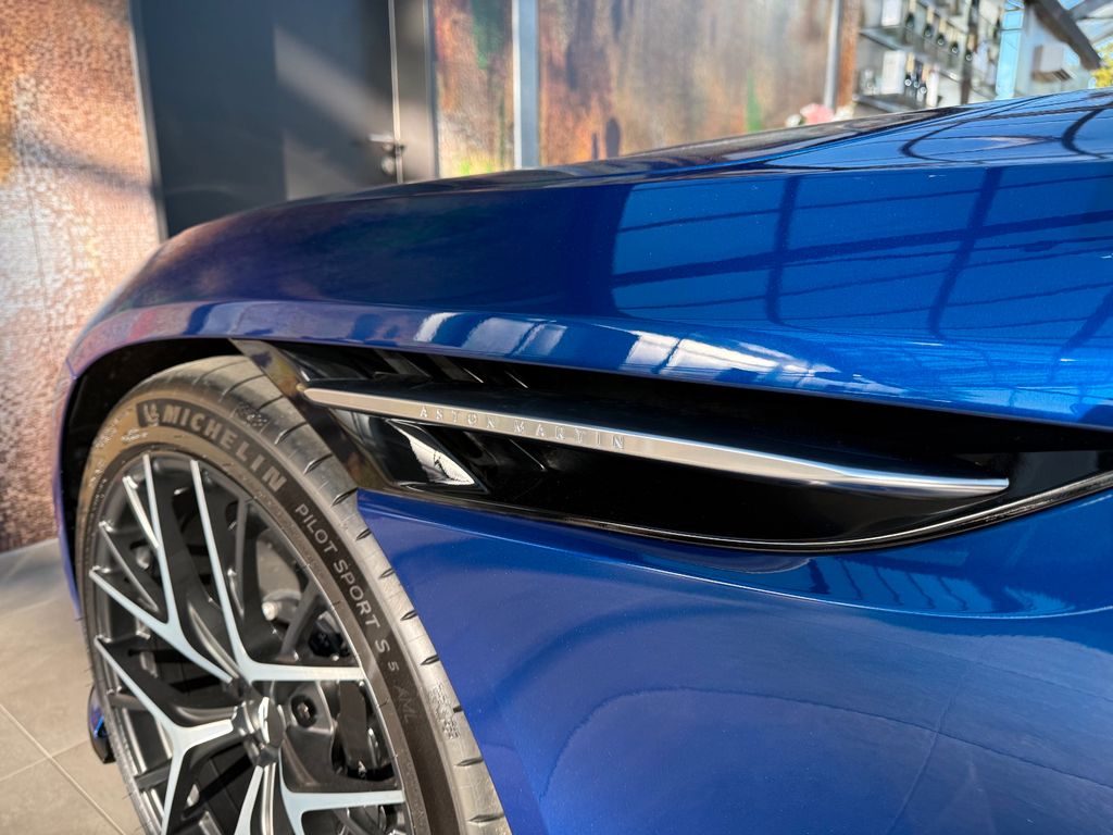 Aston Martin DB12 2024
