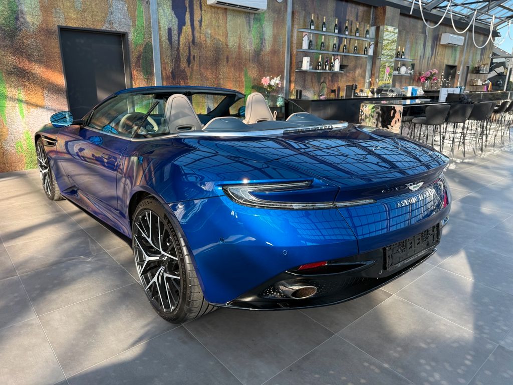 Aston Martin DB12 2024