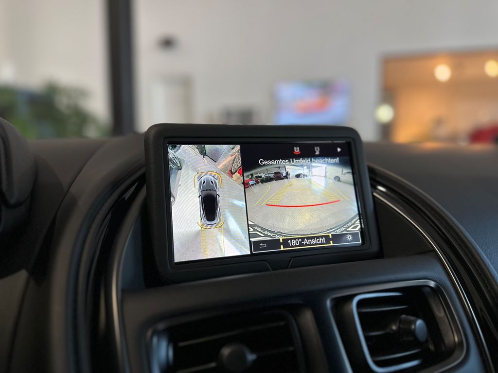 Aston Martin DBS 2021