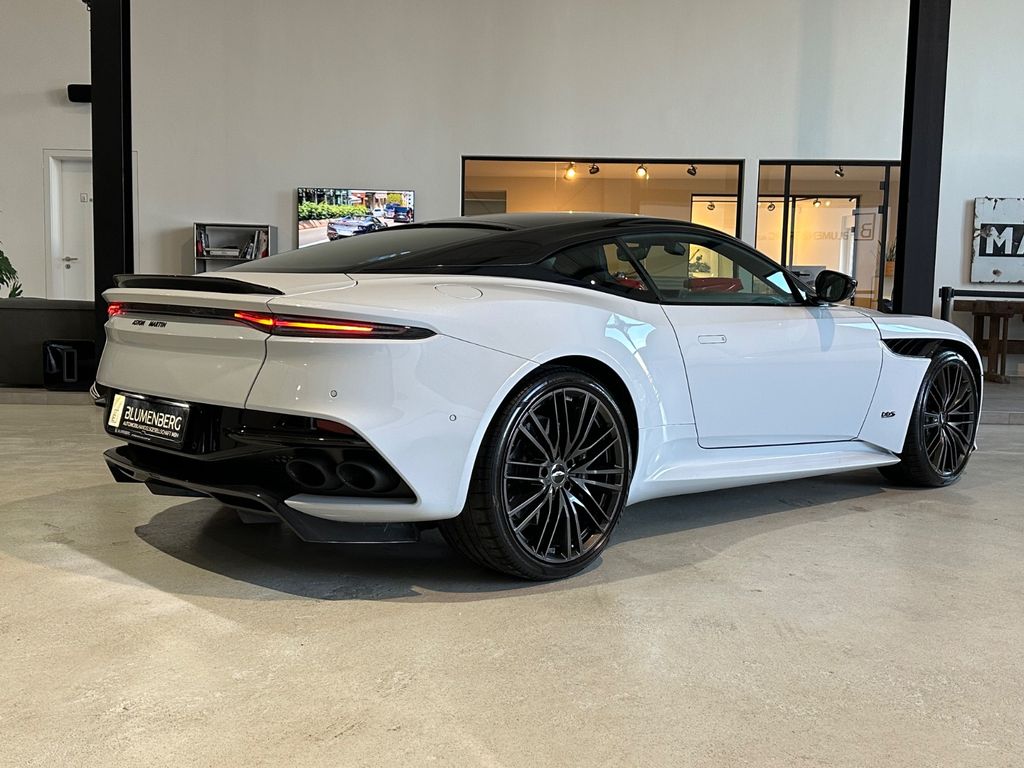 Aston Martin DBS 2021