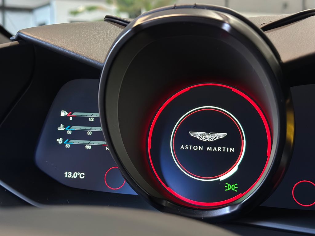 Aston Martin DBS 2021