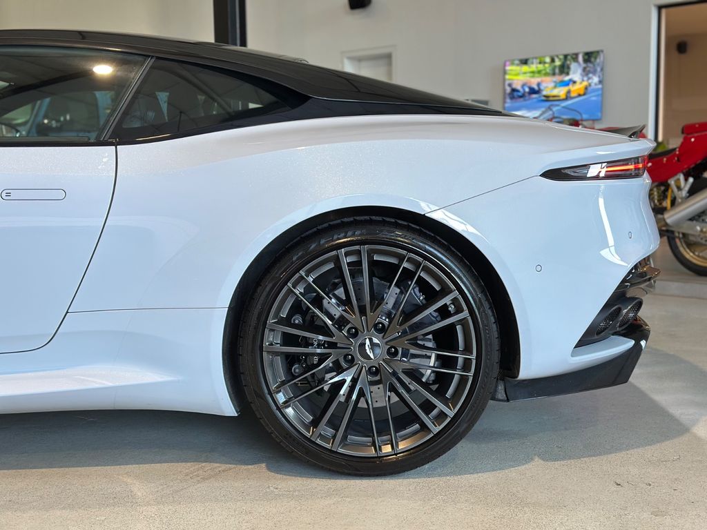 Aston Martin DBS 2021