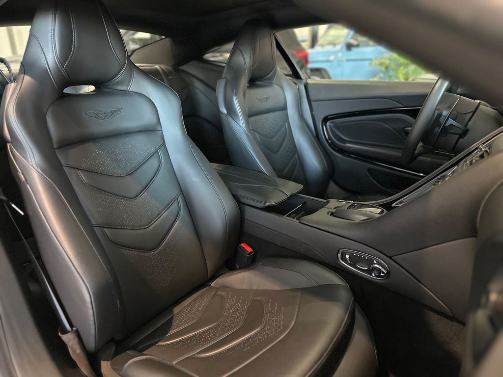 Aston Martin DBS 2021