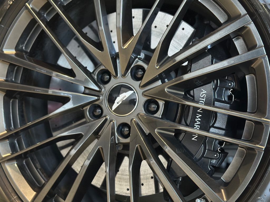 Aston Martin DBS 2021