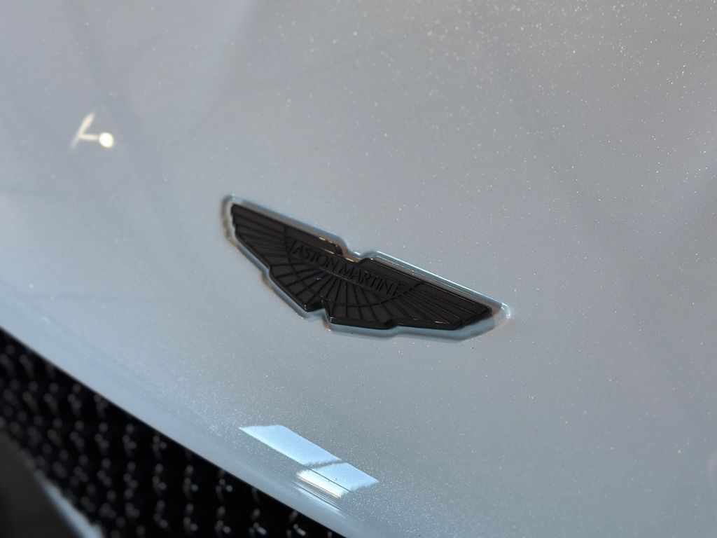 Aston Martin DBS 2021