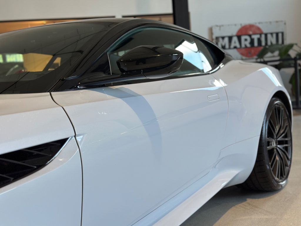 Aston Martin DBS 2021