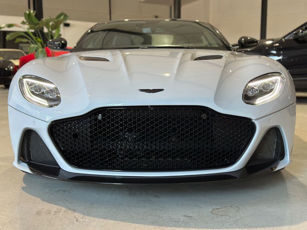 Aston Martin DBS 2021
