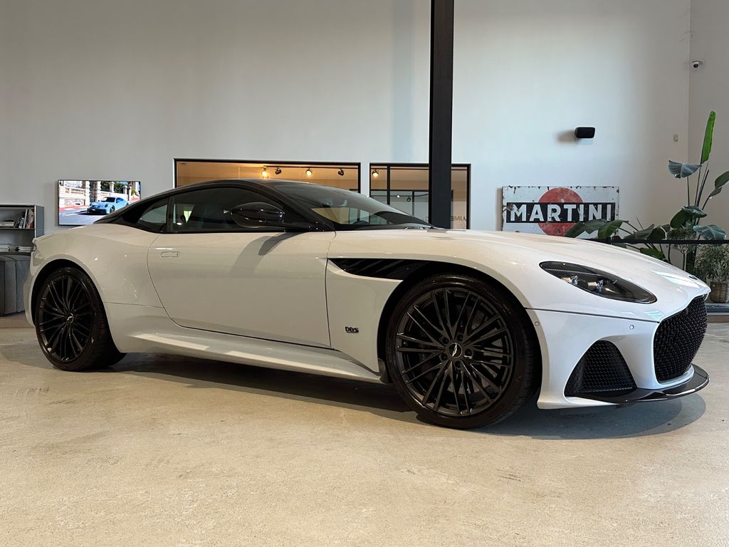 Aston Martin DBS 2021