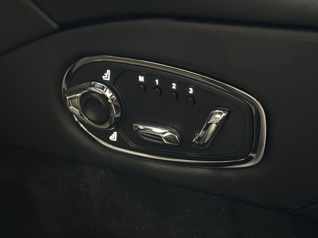 Aston Martin DBS 2021