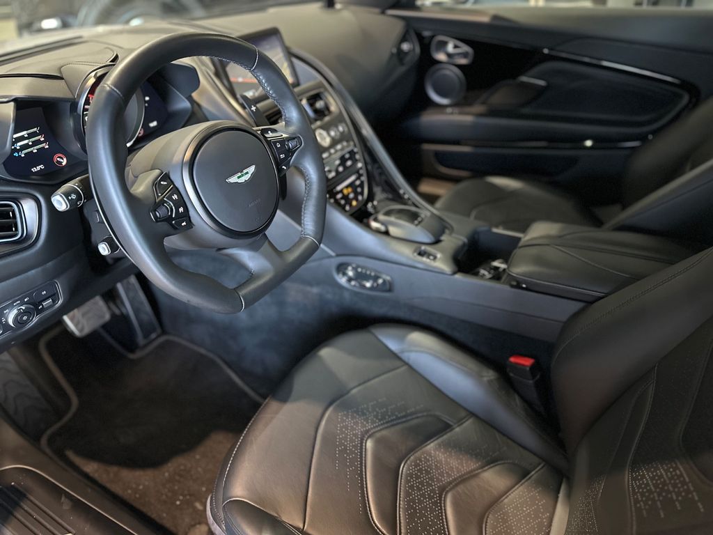 Aston Martin DBS 2021