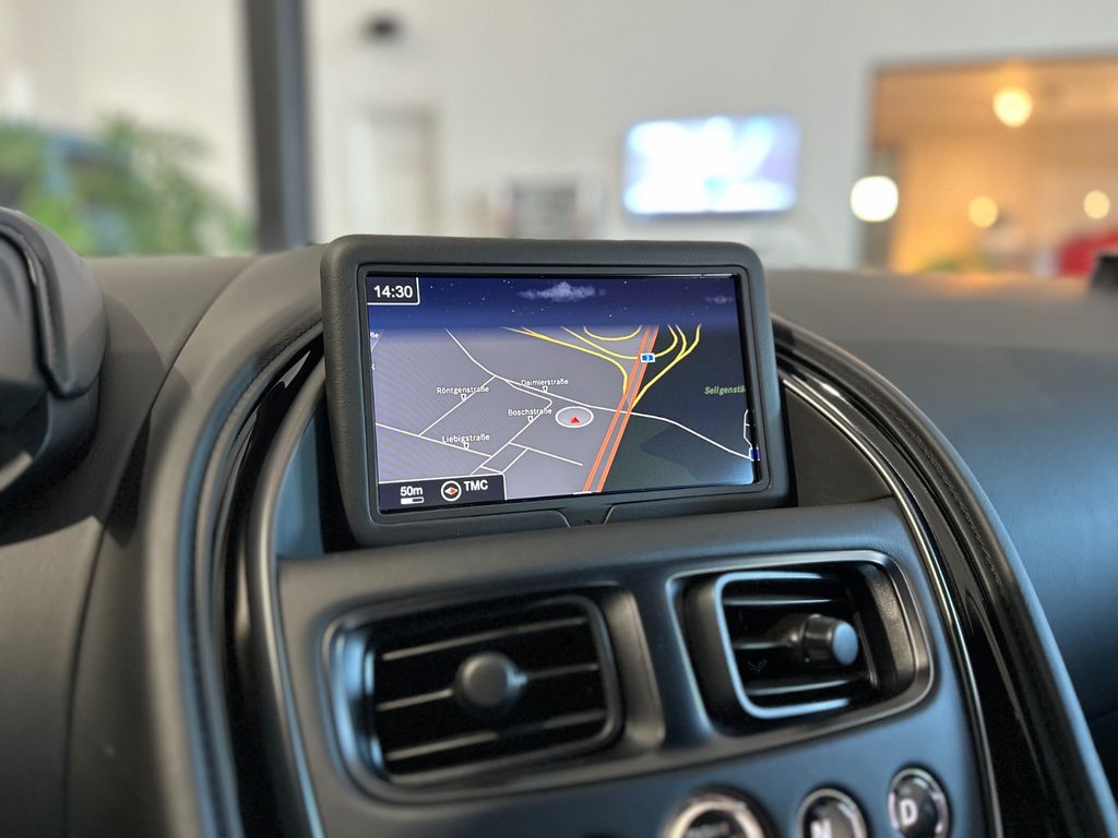 Aston Martin DBS 2021