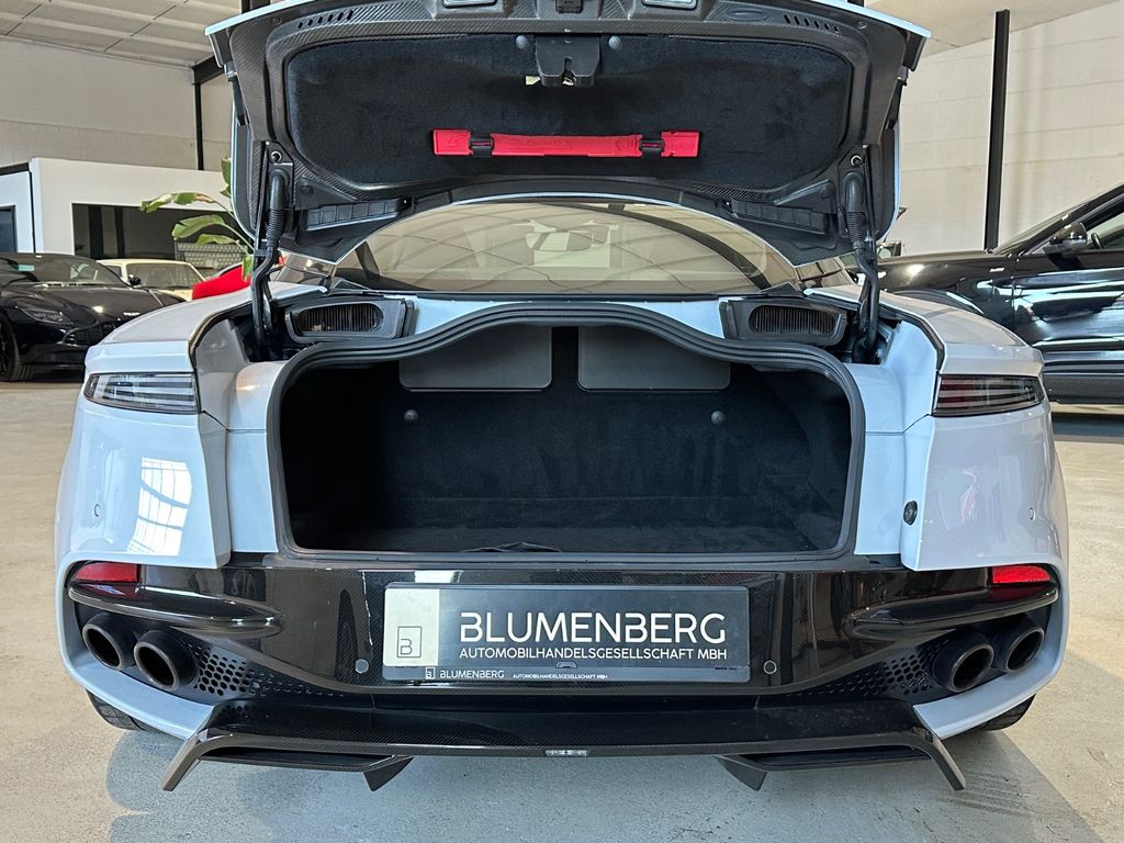 Aston Martin DBS 2021