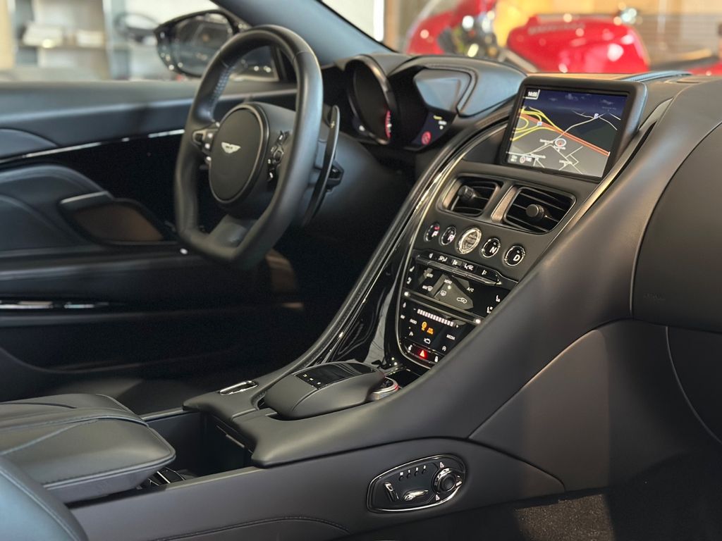 Aston Martin DBS 2021