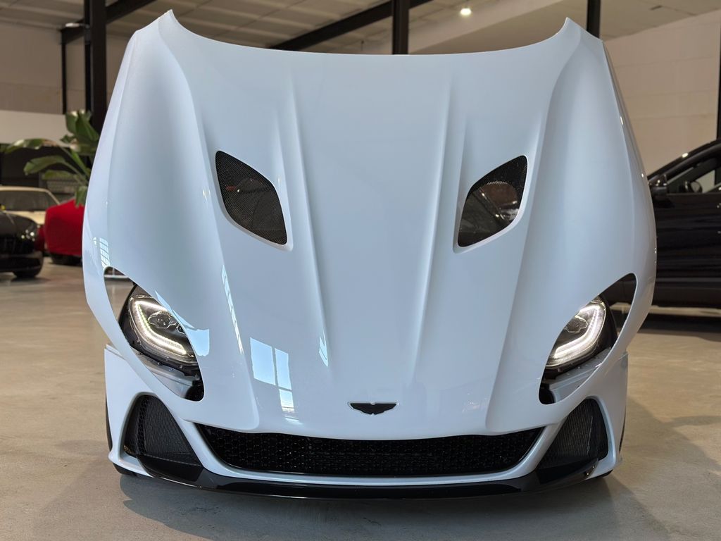 Aston Martin DBS 2021