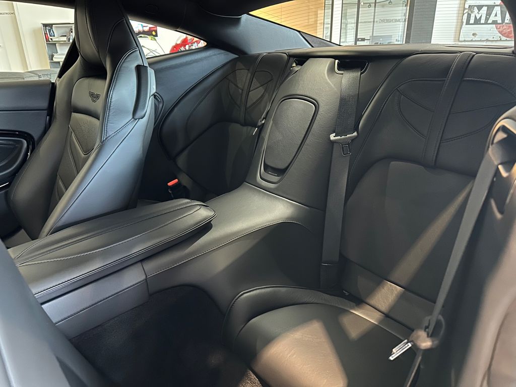 Aston Martin DBS 2021