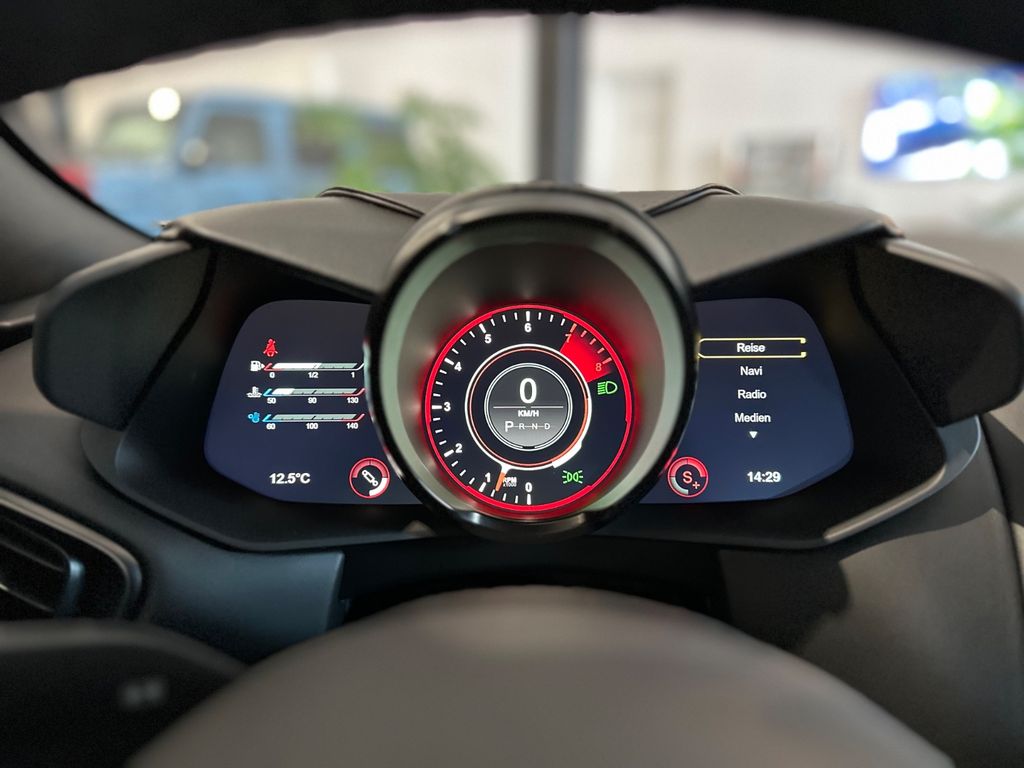 Aston Martin DBS 2021