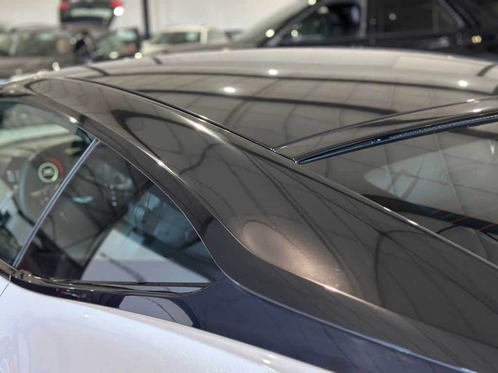 Aston Martin DBS 2021