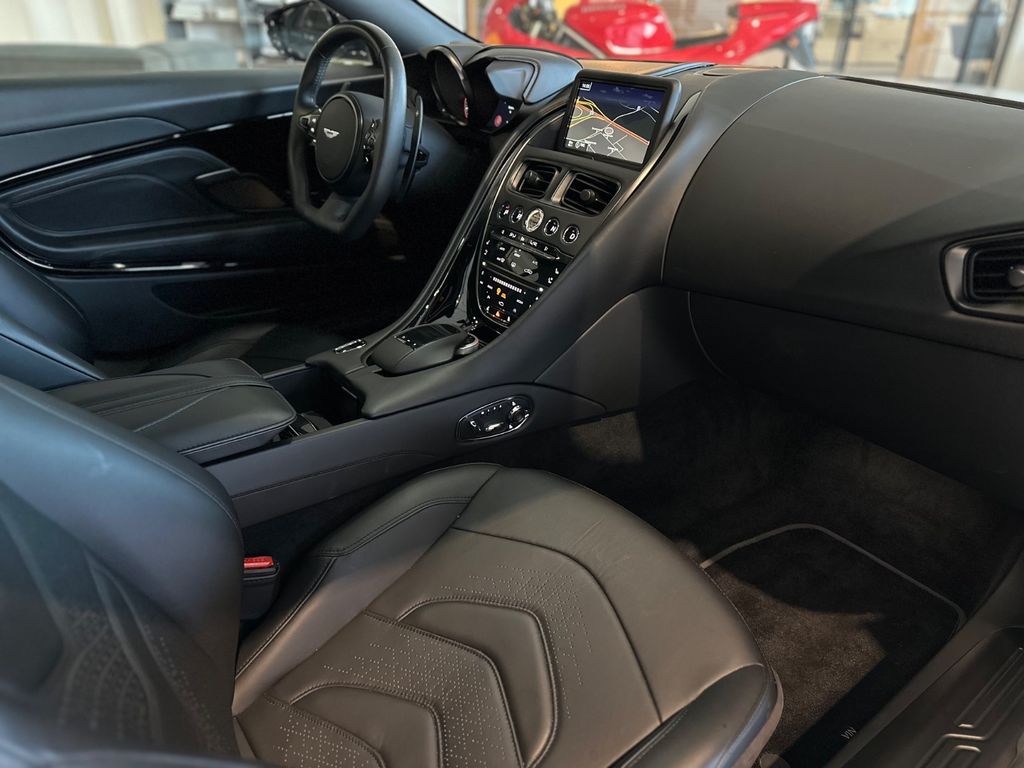 Aston Martin DBS 2021