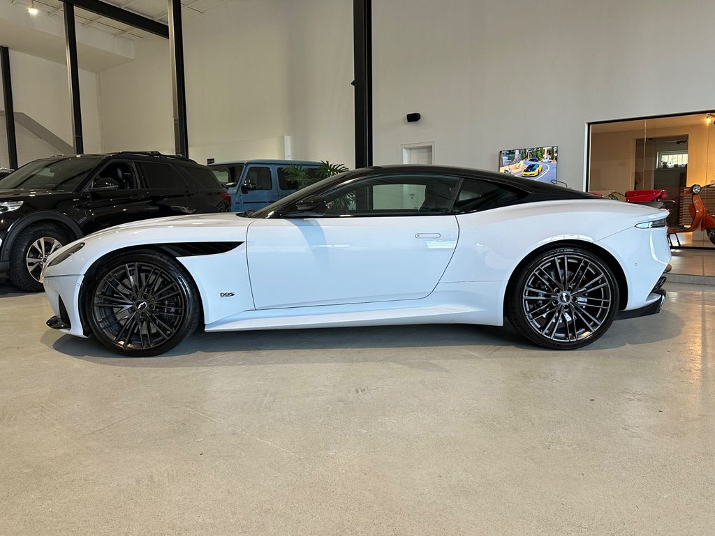 Aston Martin DBS 2021