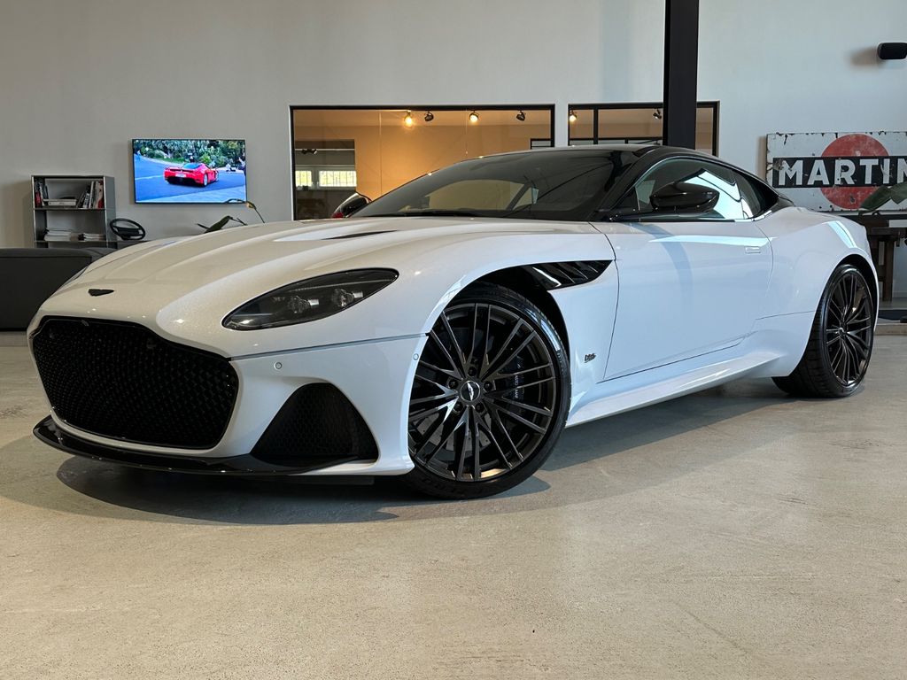 Aston Martin DBS 2021
