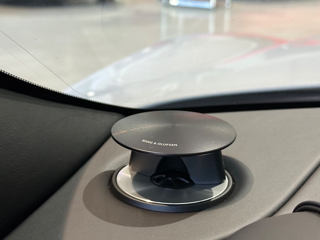 Aston Martin DBS 2021