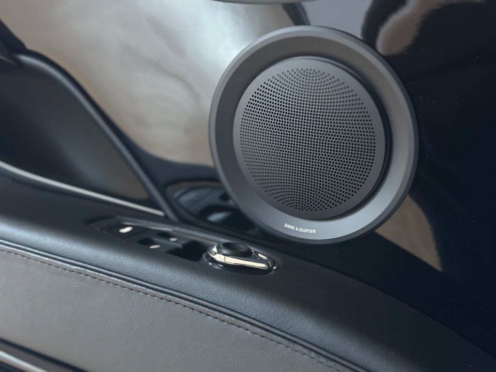 Aston Martin DBS 2021