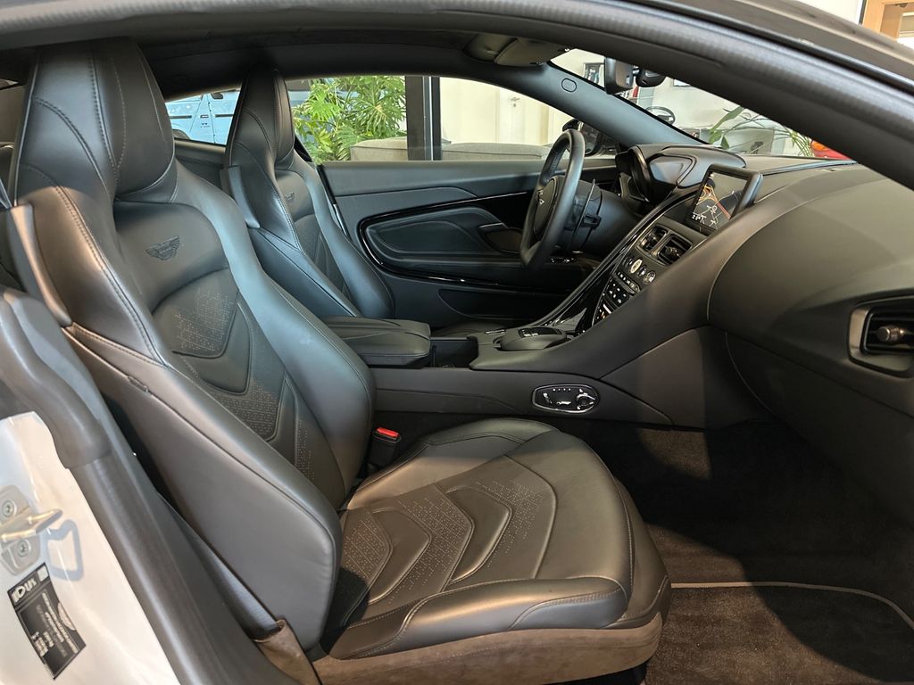 Aston Martin DBS 2021