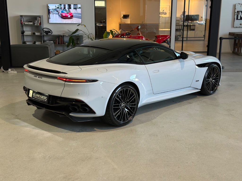 Aston Martin DBS 2021