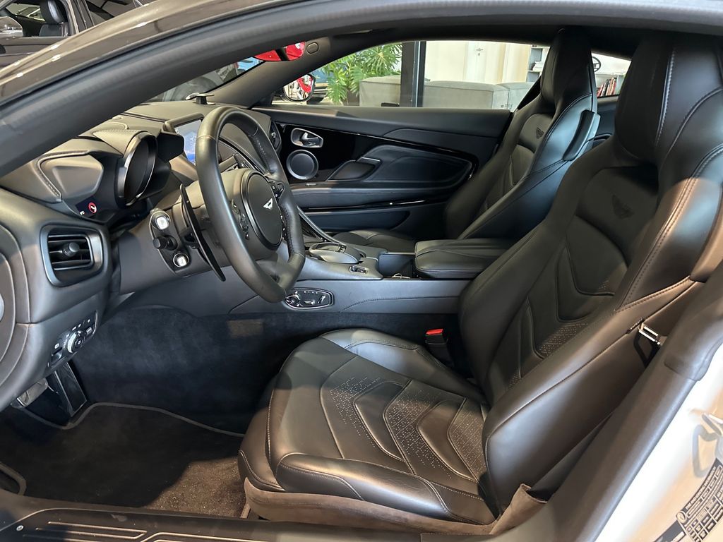 Aston Martin DBS 2021