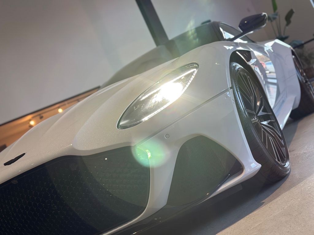 Aston Martin DBS 2021