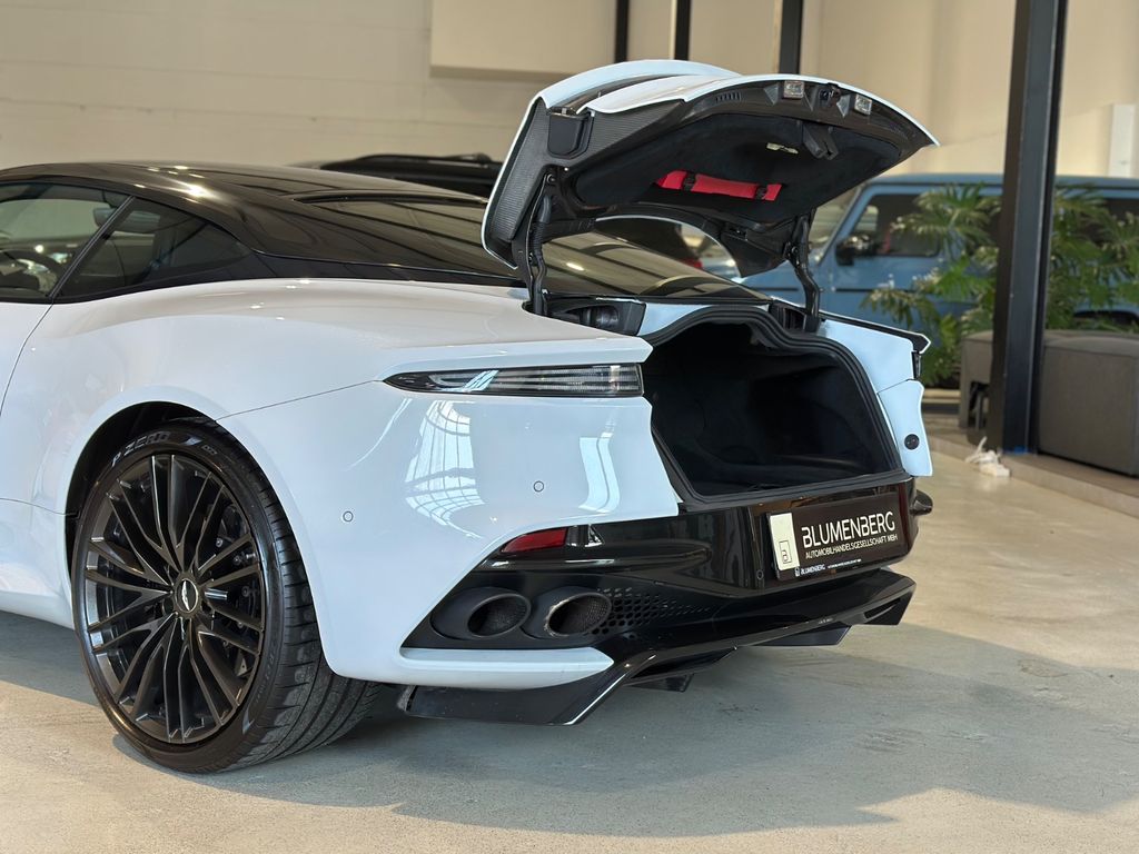 Aston Martin DBS 2021