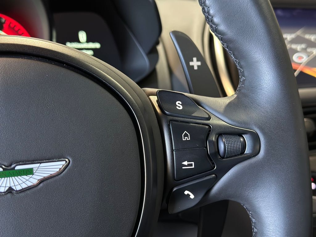 Aston Martin DBS 2021