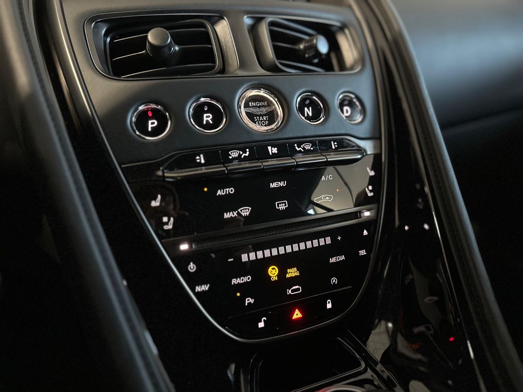 Aston Martin DBS 2021