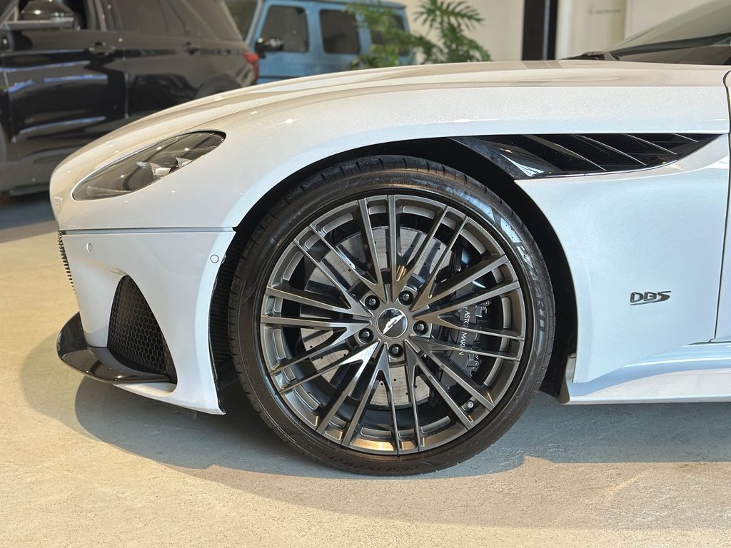 Aston Martin DBS 2021